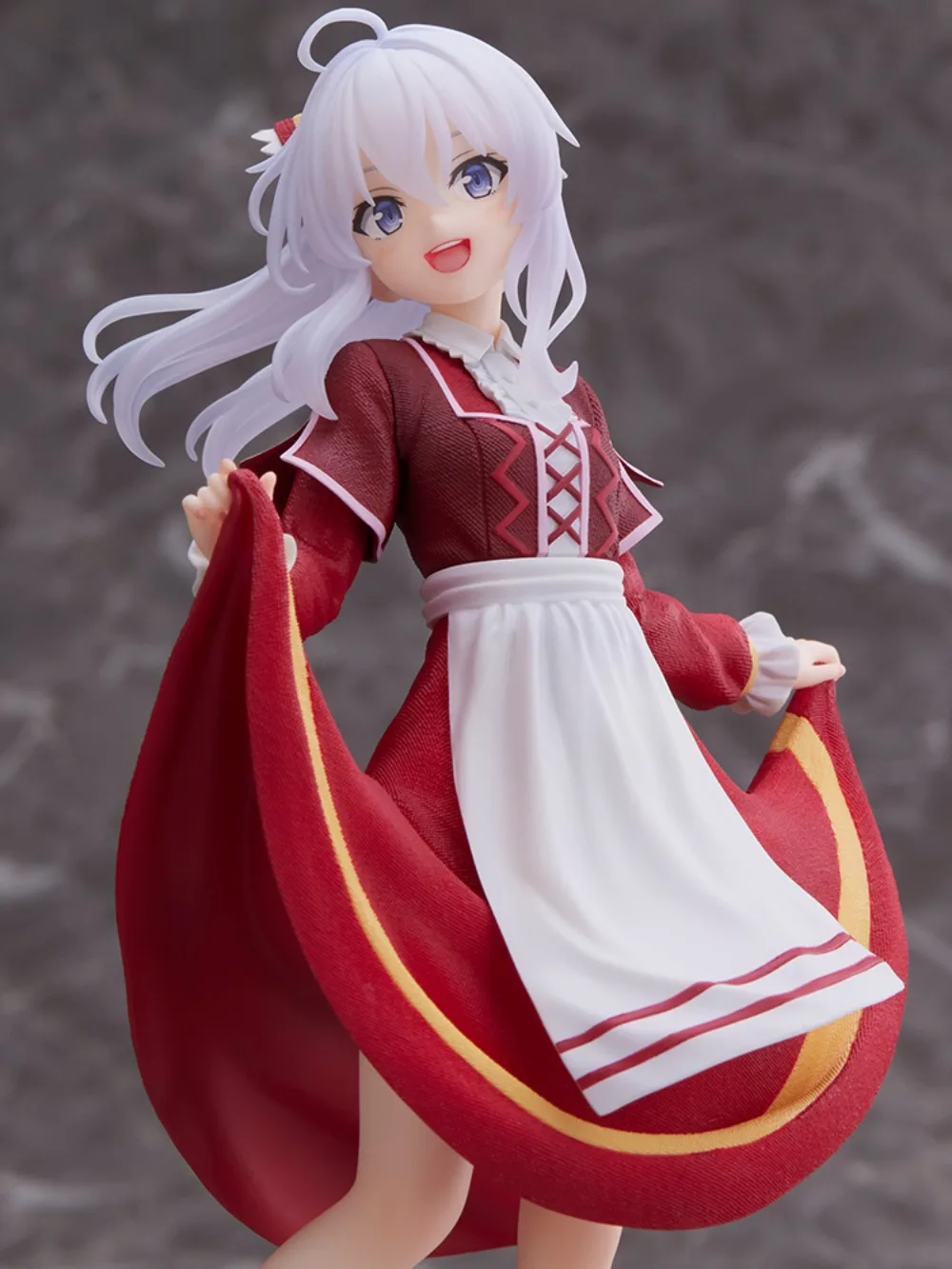 타이토 방황의 마녀: 엘라이나의 여정 ‌   포도를 밟는 소녀 피규어 애니메이션 모델 장난감 데스크탑 장식품 컬렉션