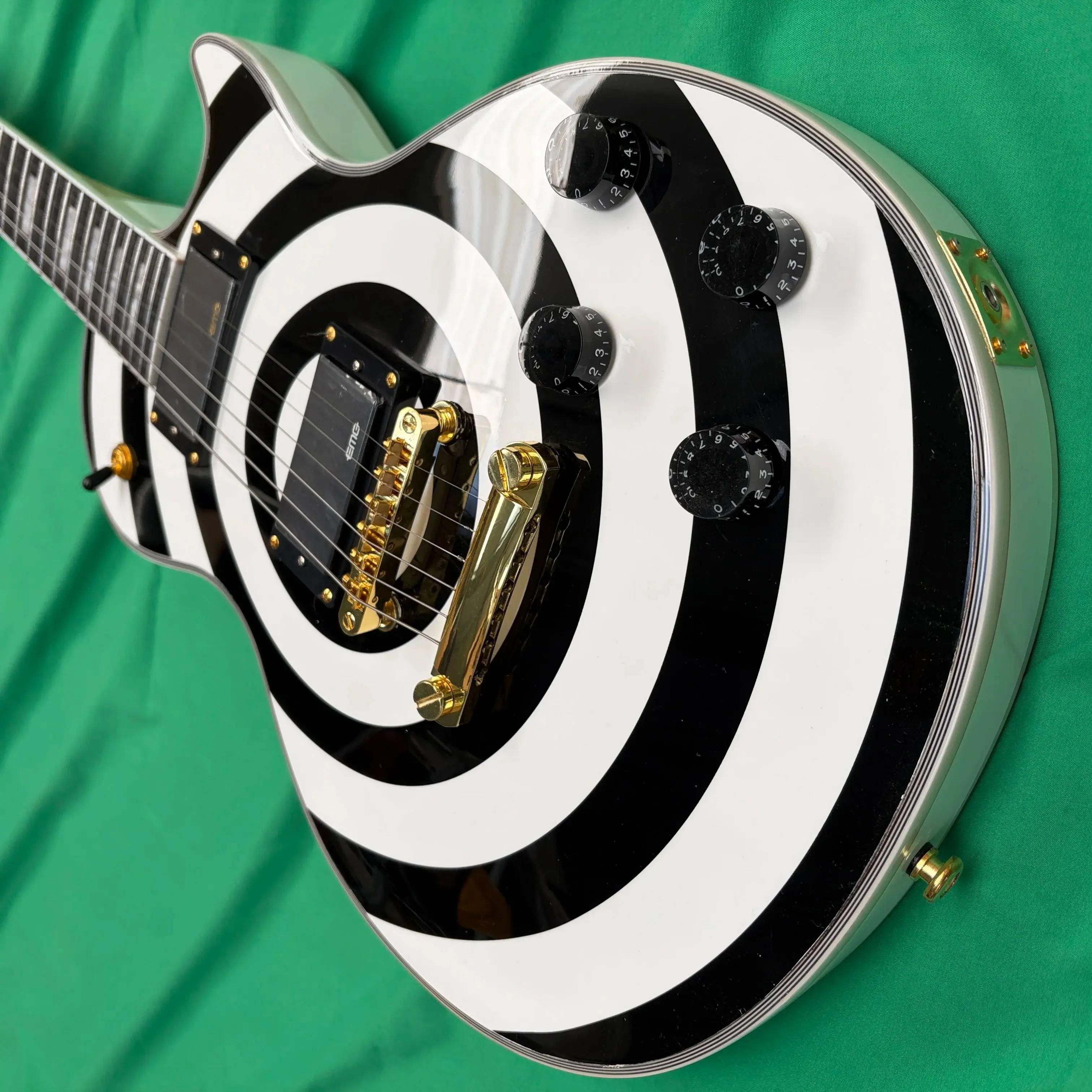 

Хит продаж: классическая шестиструнная электрогитара черного/белого цвета с узором ZAKK, звукосниматели HH, винтажный стиль, музыкальный инструмент