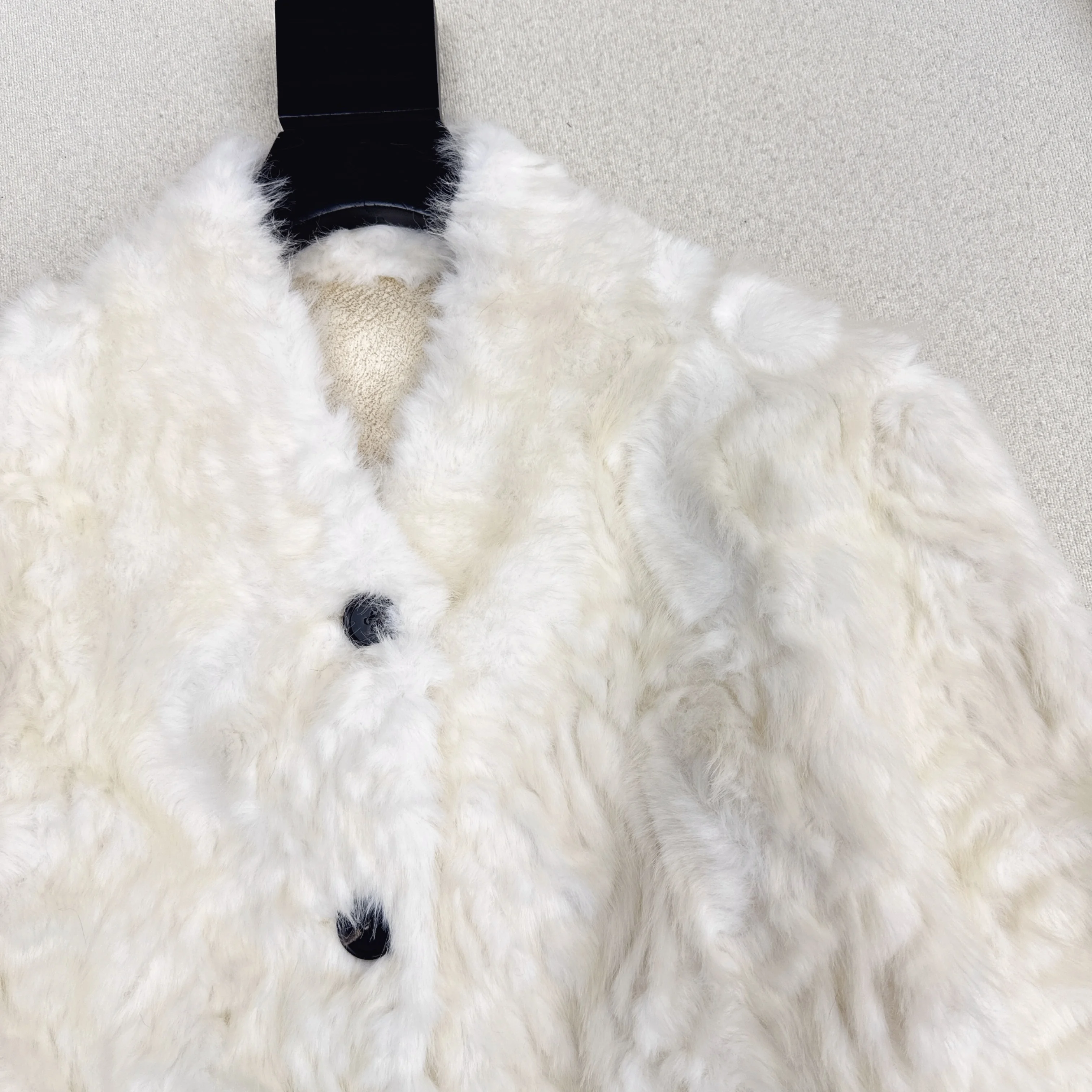 両面着用可能な高級羊皮毛皮ワンピースコート、2025年冬新作ショートファーファッション若い女性の服