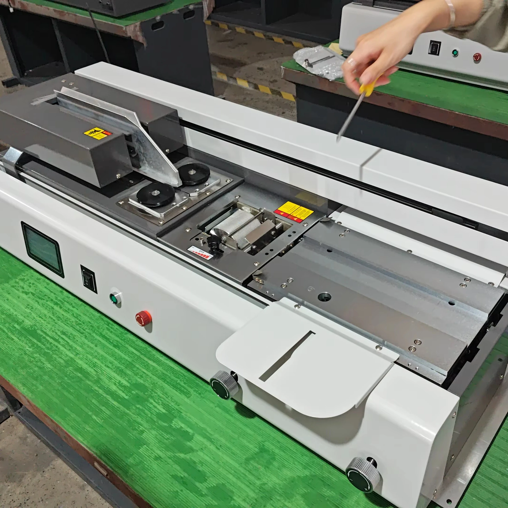 

B40F Paper Binding Machine 40mm Thickness , Suitable for A4 Size and Free Accessories Desktop Machine Saves Space