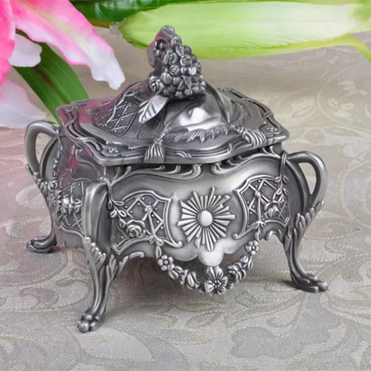 

Metal European style retro high legged three-dimensional jewelry box with creative high-end desktop exquisite storage ring box