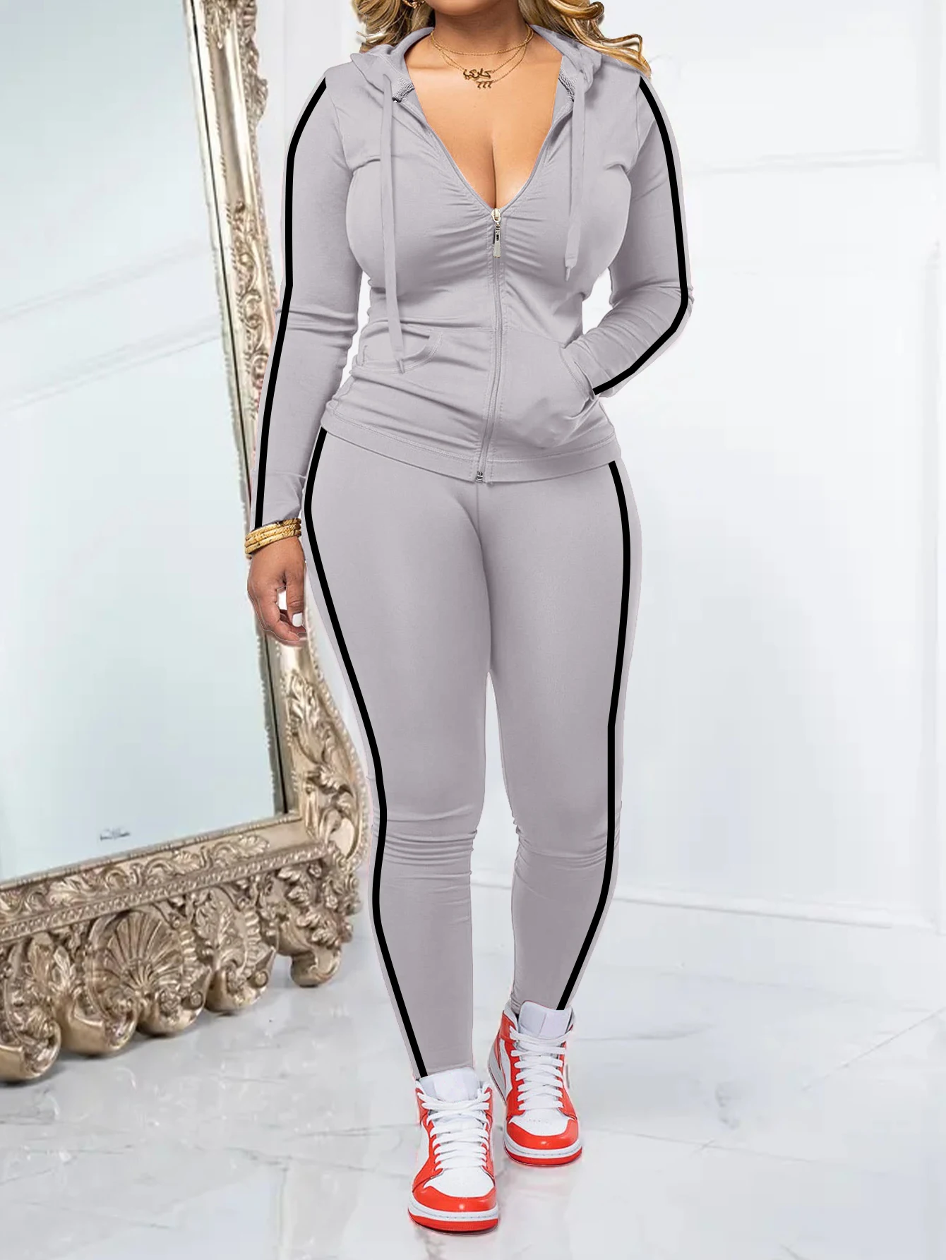 

Комплект на молнии с капюшоном в спортивном стиле, с дизайном в белую полоску по бокам, можно в сочетается со спортивной обувью, стильной и удобной.