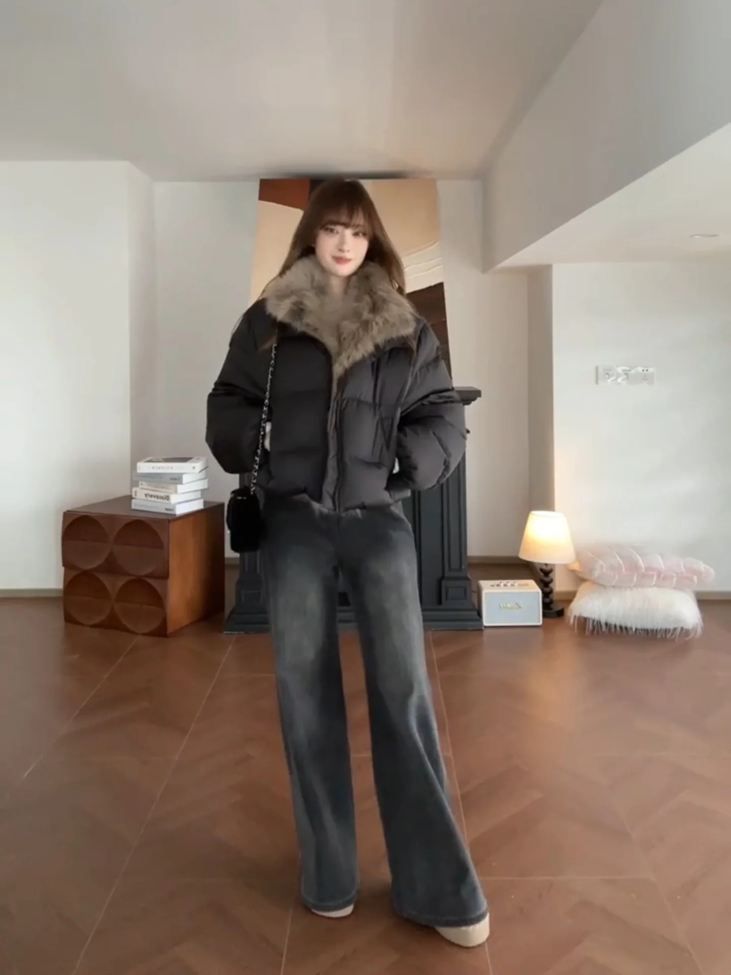 Black Short Cotton down Jacket Women's Style 2025 New Winter Design Unique Super Beautiful Thickened Coat with Fur Collar