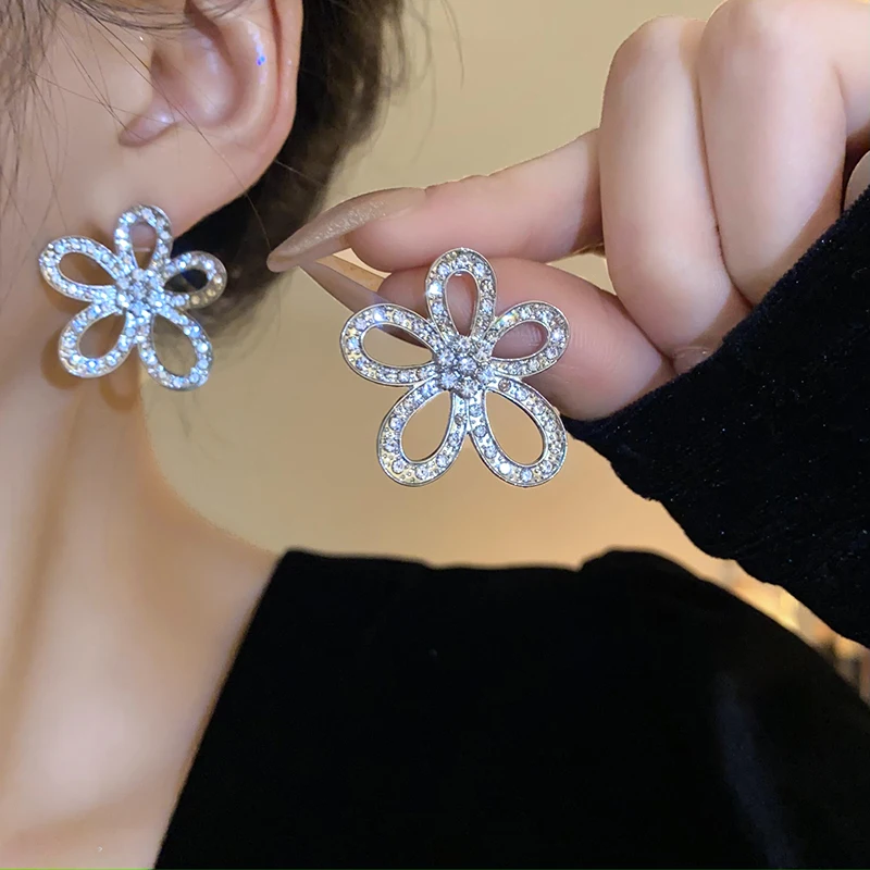 Metal Hollowed Flower Imitation Pearl Rhinestones Link Dangle Earrings for Women Fashion Temperament Fairycore Earring New Trend