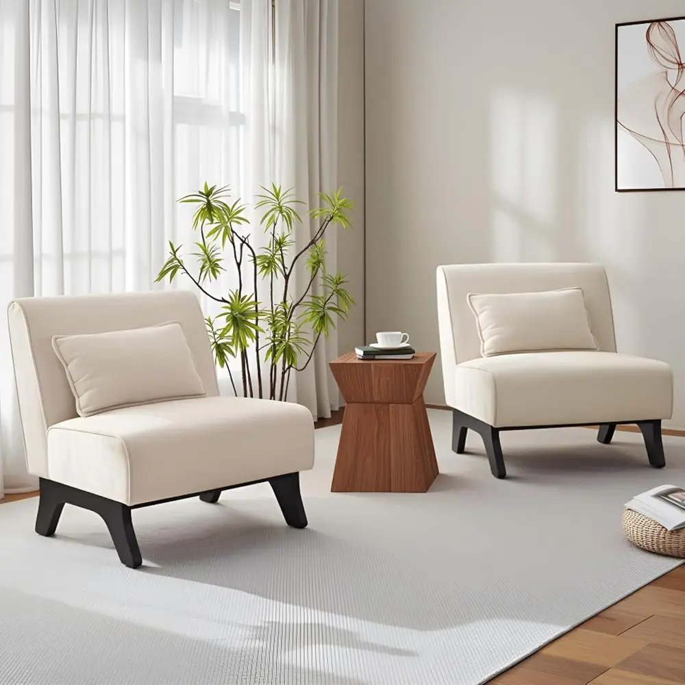 

Комплект из 2 бежевых акцентных кресел с деревянными ножками и подушками, идеально подходящих для гостиной, зоны отдыха или спальни для чтения.