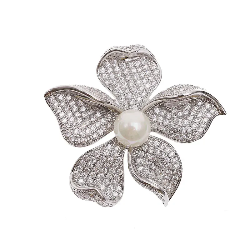 O versátil broche de flor é um acessório de suéter de pino de lótus da moda para mulheres 2025 novo