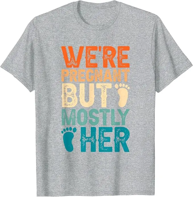 Wir sind schwanger, aber es ist hauptsächlich ihre Sache, Paar-Schwangerschaftsankündigungs-T-Shirt, Y2k-T-Shirt mit Grafik für den ersten Papa und die erste Mama, personalisiert – Detail 7