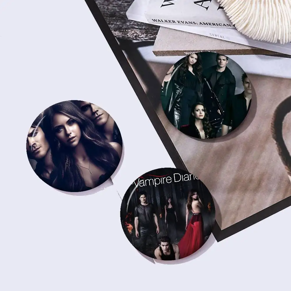 TV-Drama „The Vampire Diaries“ Niedliche Anime-Figur-Abzeichen Handgefertigte Weißblechbrosche für Rucksack, Kleidung, Brustornament, Geschenke