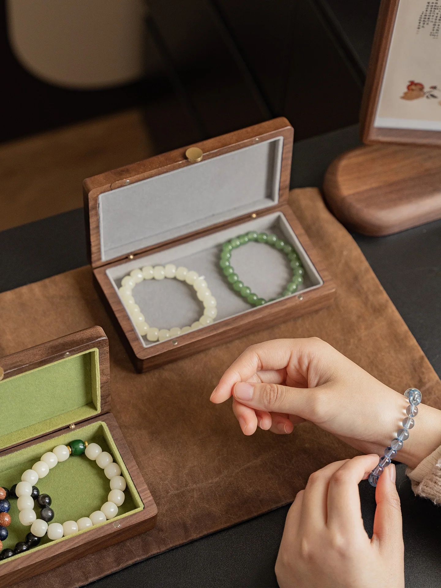 

Exquisite Bla Walnut Wood Jewelry Box Crystal Bracelet Storage Organizer High End Home Decorations Handmade Chinese Sle