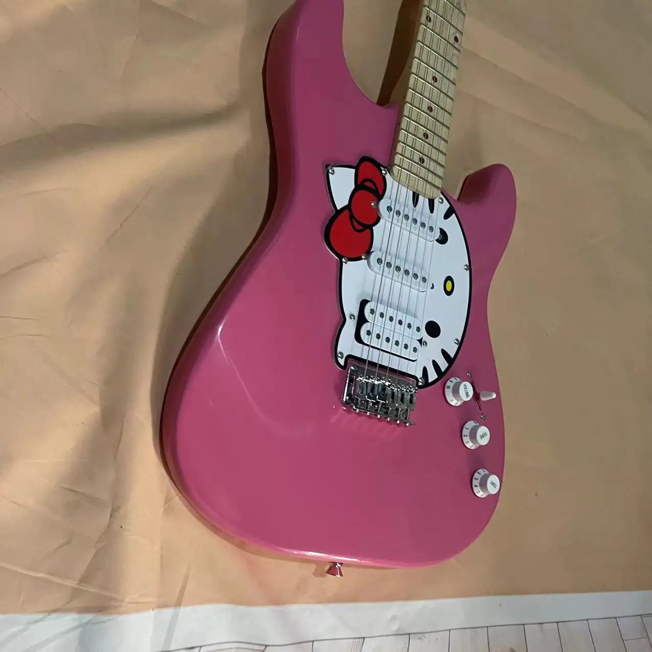 In stock, 6-chord electric guitar, pink body, hand-painted cat head guard, real shipping pictures, order shipped immediately