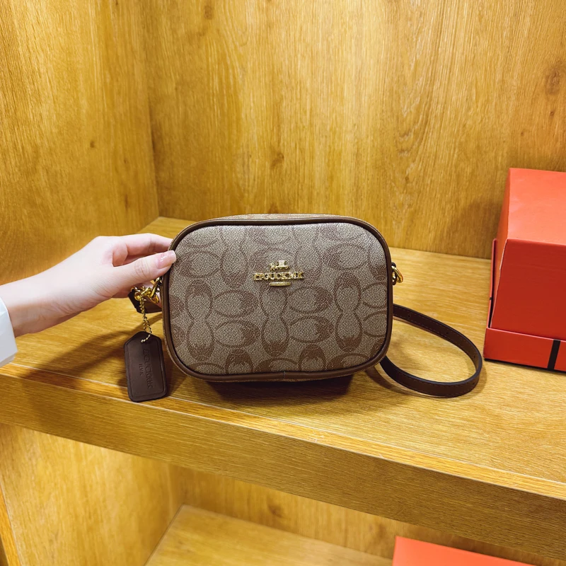 حقيبة مصممة باريس الفاخرة والحد الأدنى على الموضة الجديدة لعام 2025 - محفظة كروس كلاسيكية مع شعار حرفي فريد ومواد جلدية فاخرة