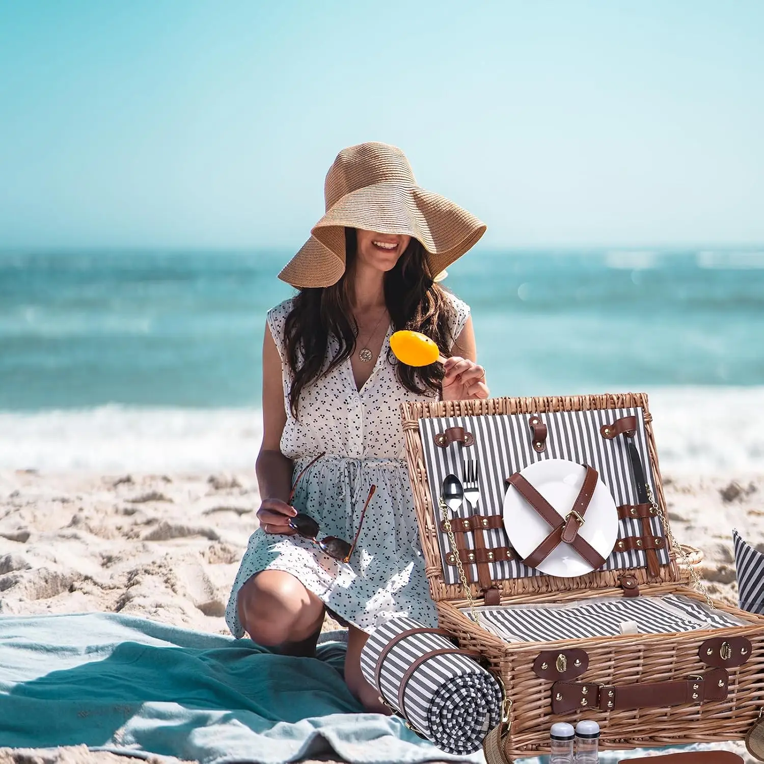 2-Person Wicker Picnic Basket Set with Blanket and Wine Pouch, Insulated Cooler Bag Hamper with Liner, Striped Design, for Camping and Wedding