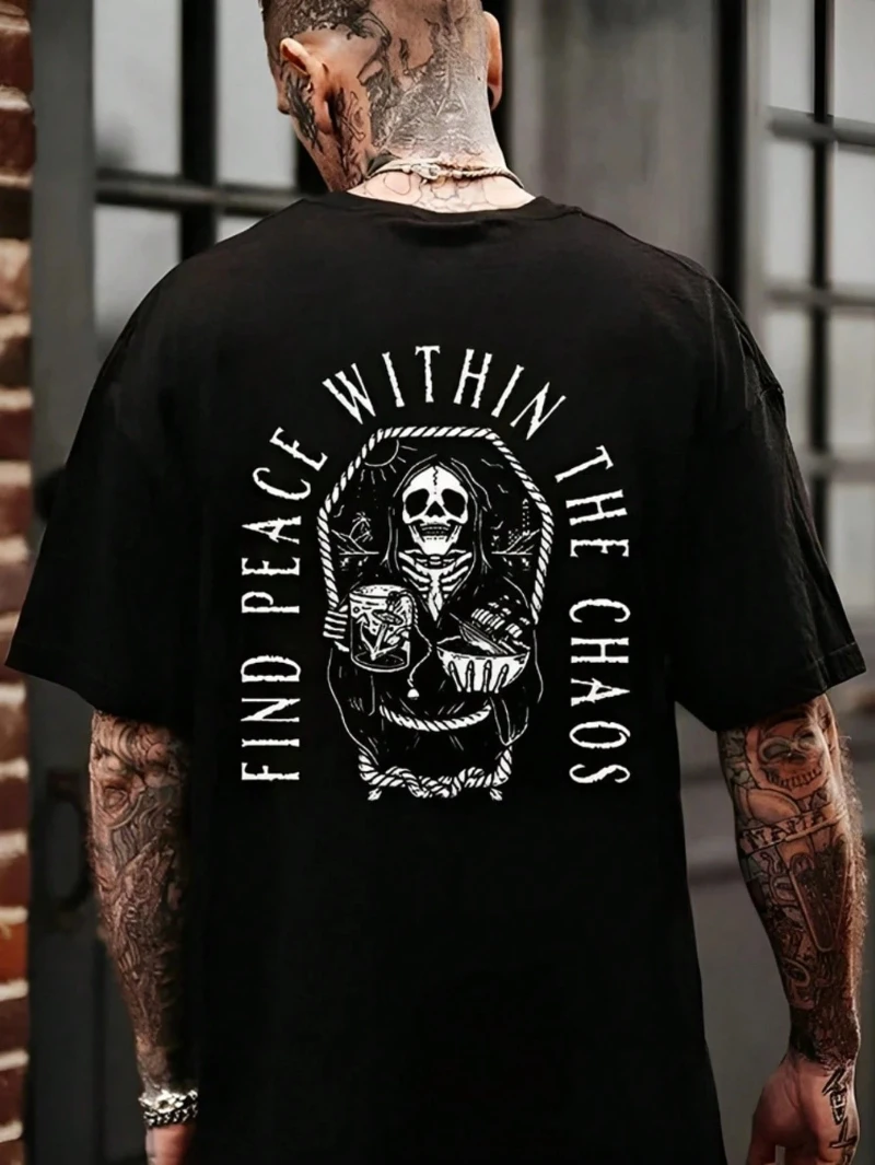 Encuentra la paz interior a través del caos con esta camiseta con estampado de calaveras. Camiseta de algodón puro para hombre; estilo unisex, casual y urbano.