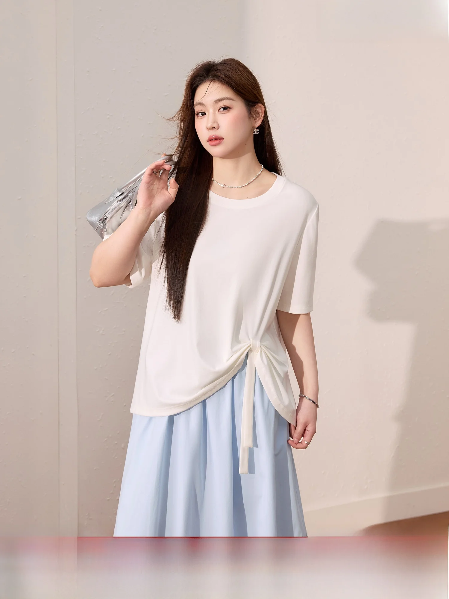 

Синяя футболка больших размеров для женщин, дышащая, свободного кроя, белая, утягивающая, летняя, для повседневной носки, из хлопка и лиоцелла...