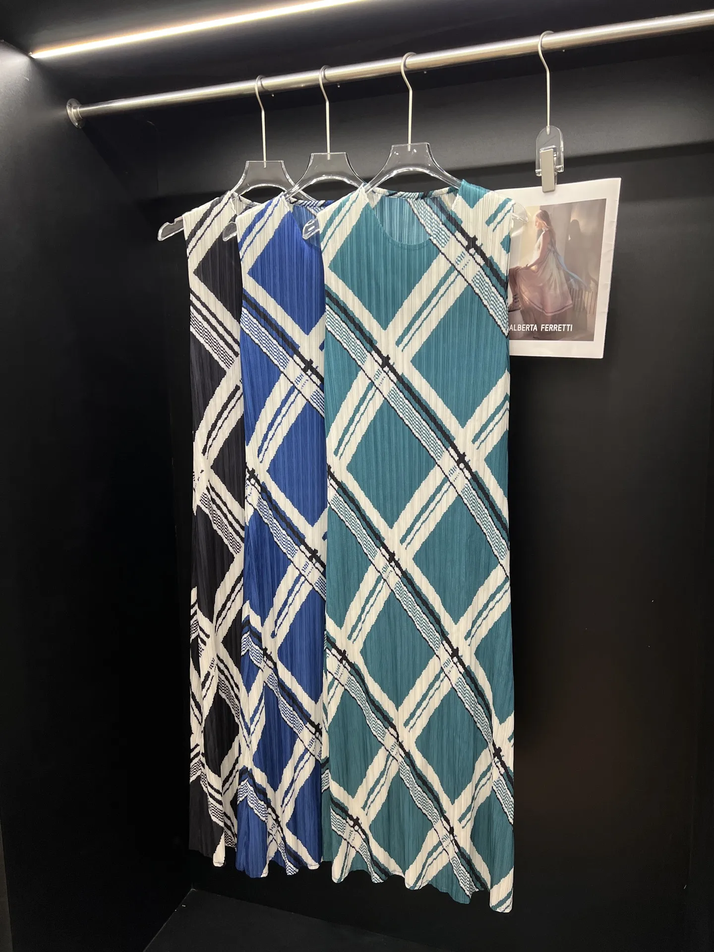 Abito scozzese plissettato con diamanti Miyake 2025 Estate nuova canottiera senza maniche con stampa Abito a trapezio sottile e versatile