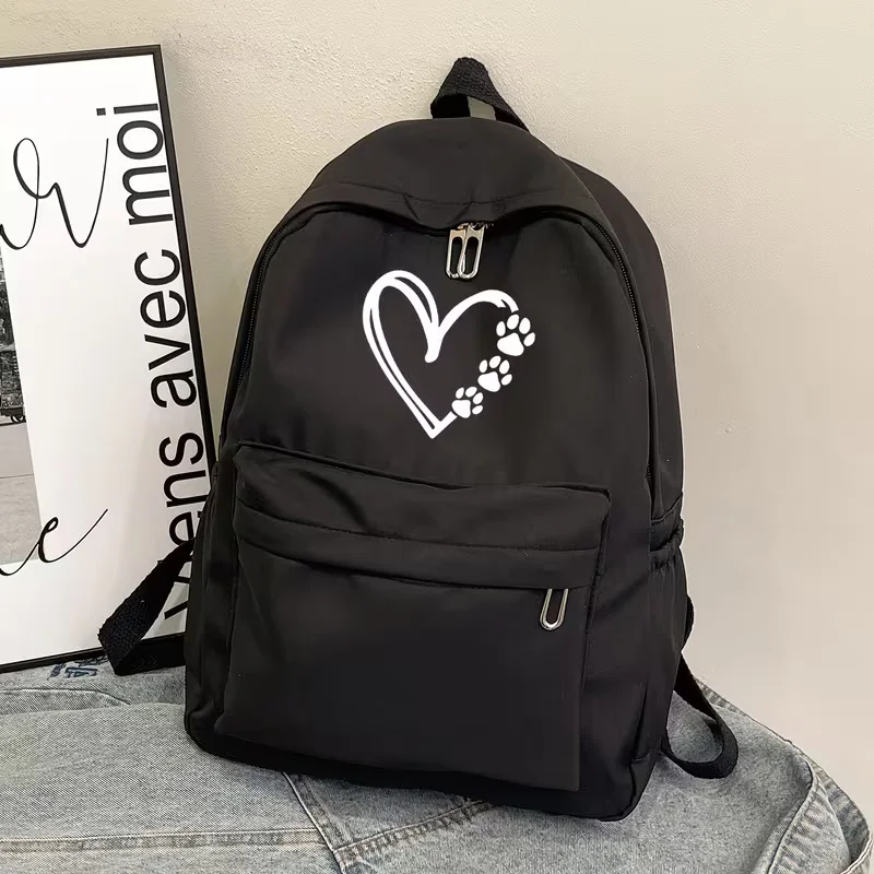 

Этот вместительный, повседневный и универсальный рюкзак идеально подходит для школьного сезона. На нем изображены простые собачьи лапы и сердечки.