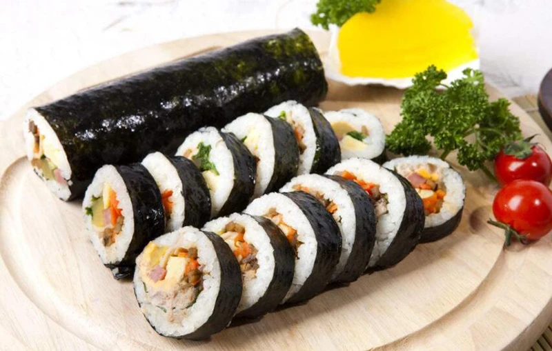 آلة صنع السوشي المستديرة المربعة المحمولة آلة لف لفائف الأرز السوشين اليابانية