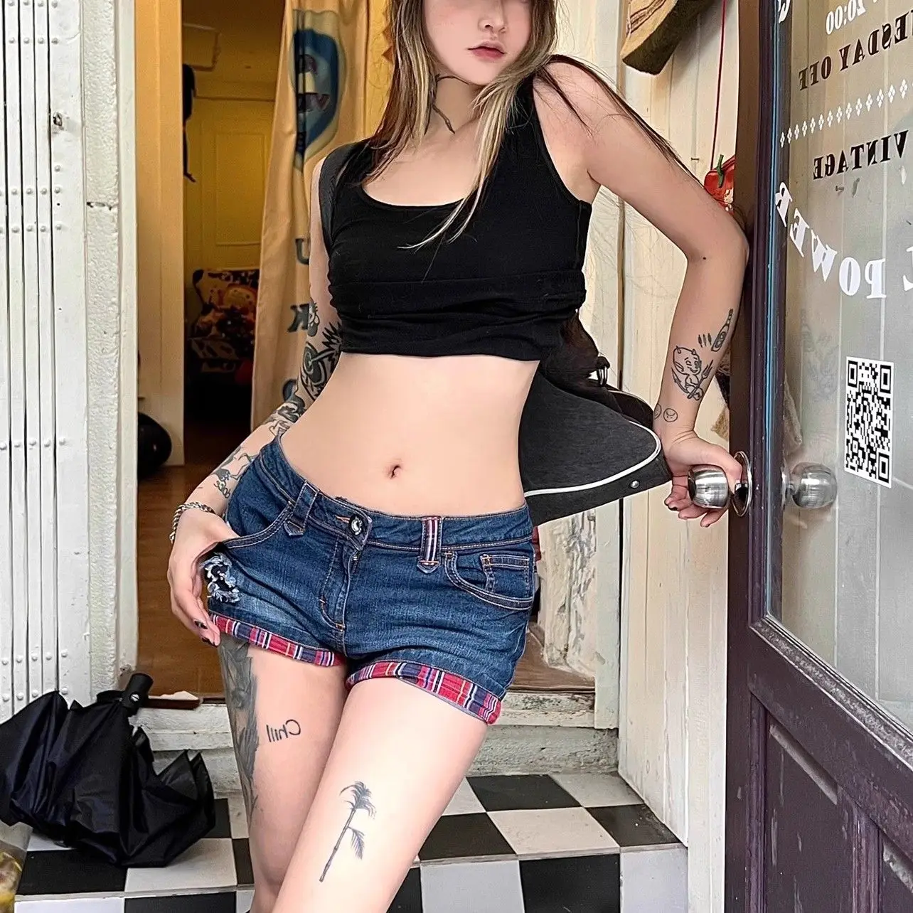 

Wedbleser Spicy Girl Low Waisted Checkered Contrasting Tight Fitting Rolled Denim Shorts Women Summer New Slim Fit Hot Shorts