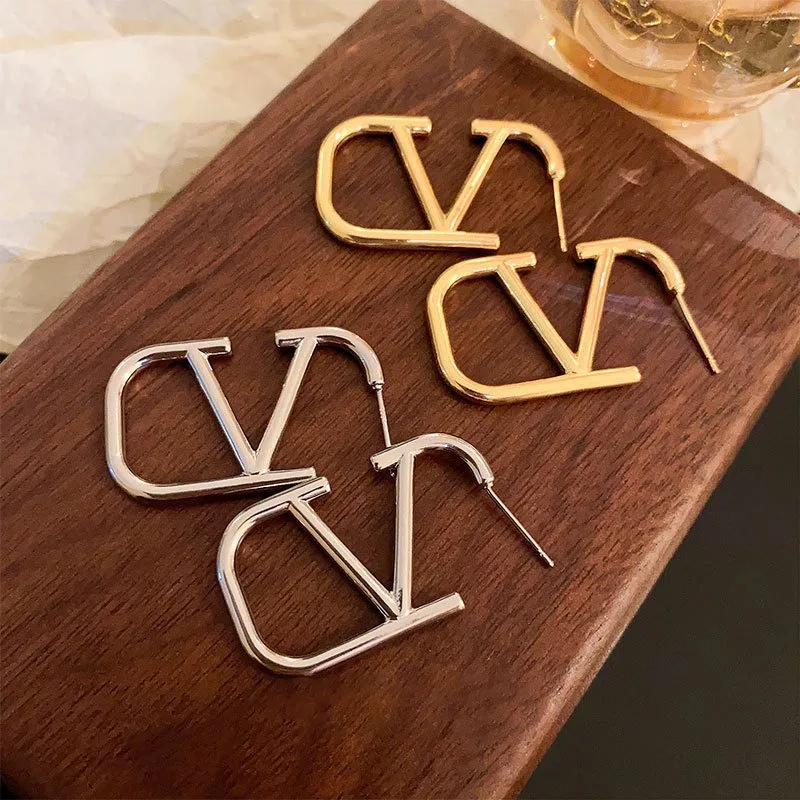 2025 Temperamento de moda Pendientes versátiles Pendientes de geometría de letras Pendientes de tuerca de diseño de personalidad ins de viento frío de metal