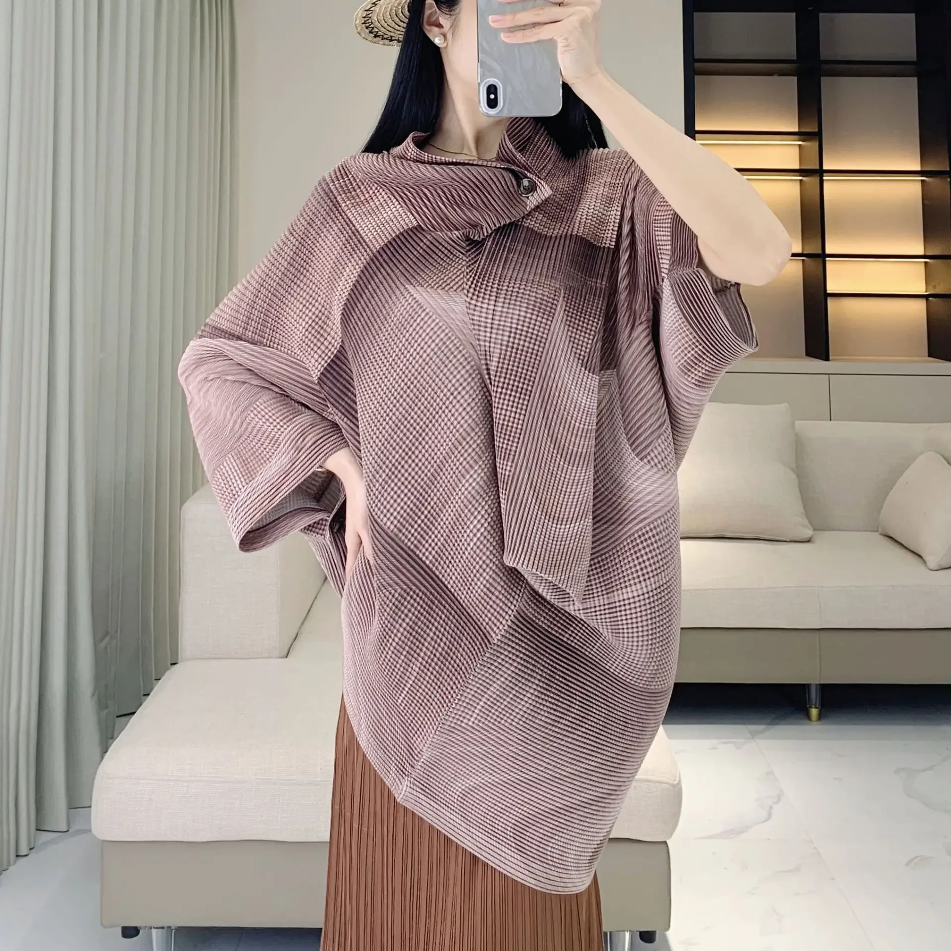 

Miyake плиссированная красочная футболка женская с воротником-стойкой и половиной рукава на пуговицах, свободная новинка 2025 года, универсальная женская модная одежда