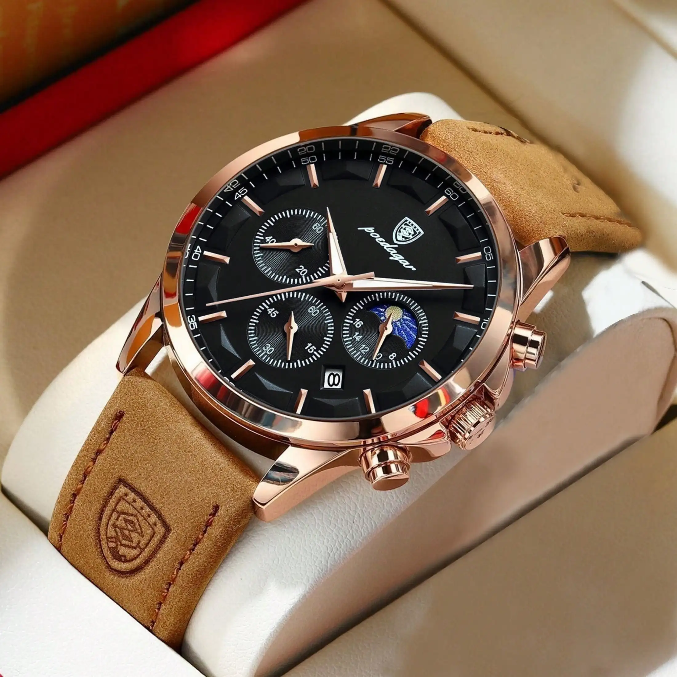 

Часы-хронограф с корпусом из розового золота, черным циферблатом, коричневым кожаным ремешком и светящимися стрелками