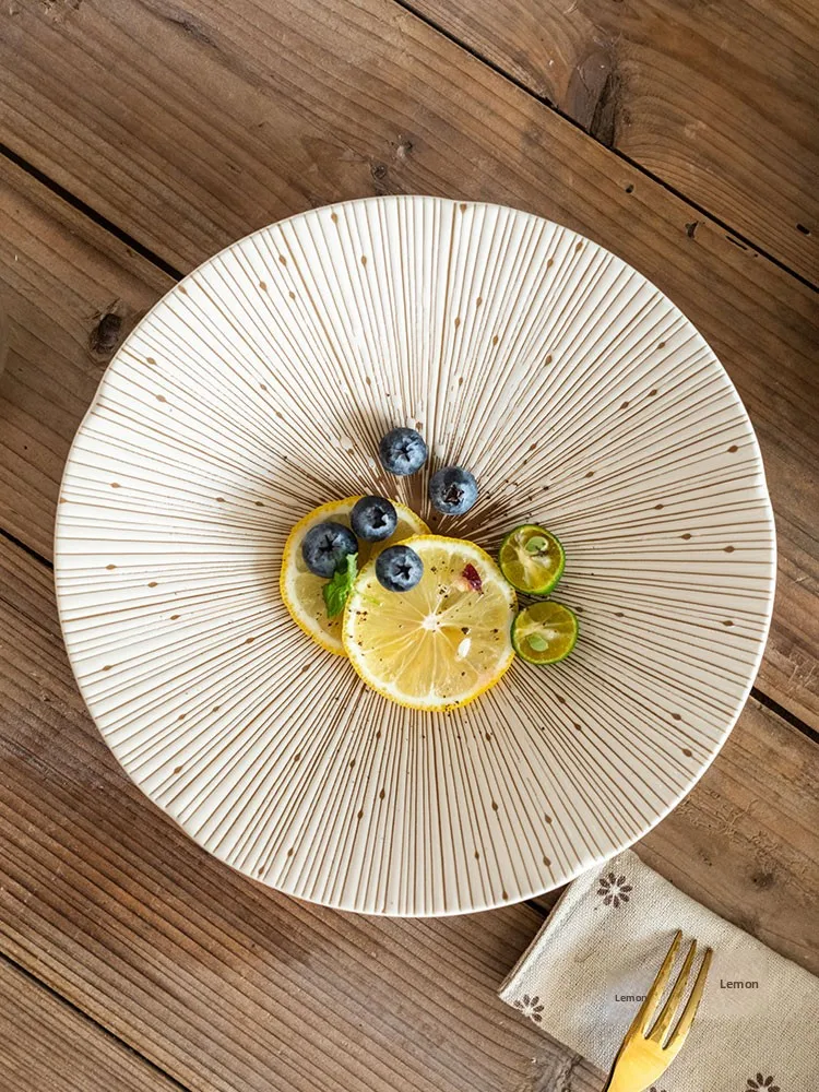 

Японская посуда ручной работы: тарелка для пасты с узором «Тысяча шагов» и «Десять трав», круглая, с подглазурной росписью, для сервировки.