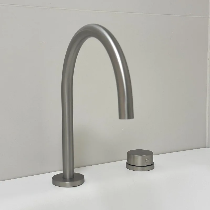 صنبور حوض، حوض غسيل بفتحة مزدوجة من النوع المنفصل، حوض، خزانة حمام، صنبور بفتحة مزدوجة مصقول بسيط