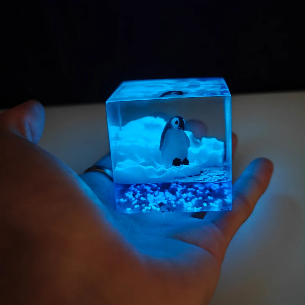 Iceberg Penguin Resin Landscape Fluorescent Resin Desktop Decoration Creative Art Beautiful 5CM Square Noctilucent Resin Block