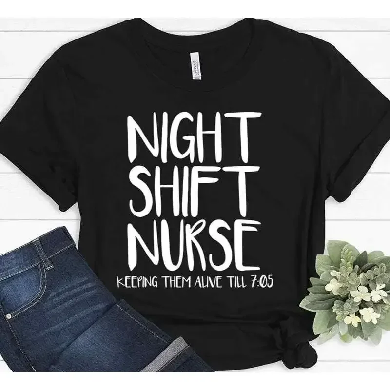 T-shirt d'infirmière de nuit qui garde les patients en vie jusqu'à 705 heures par jour dans l'hôpital