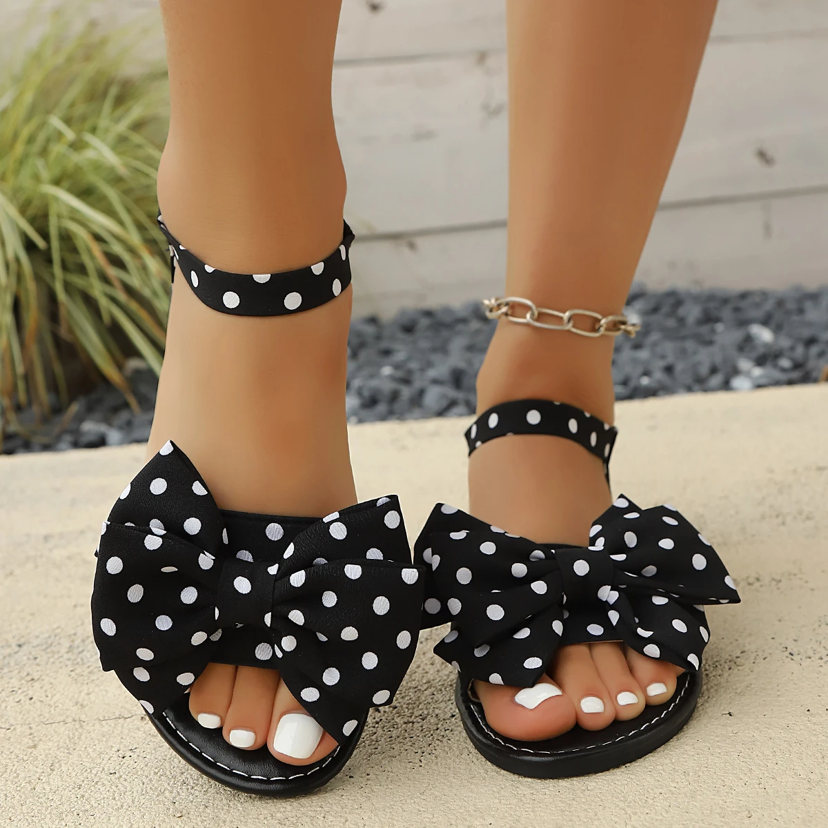 Sommerliche elegante runde Schmetterlings-Schleifen-Sandalen mit Polka Dots, sexy flache Sandalen, modische, meistverkaufte neue bequeme Damenschuhe in großen Größen – Detail 2