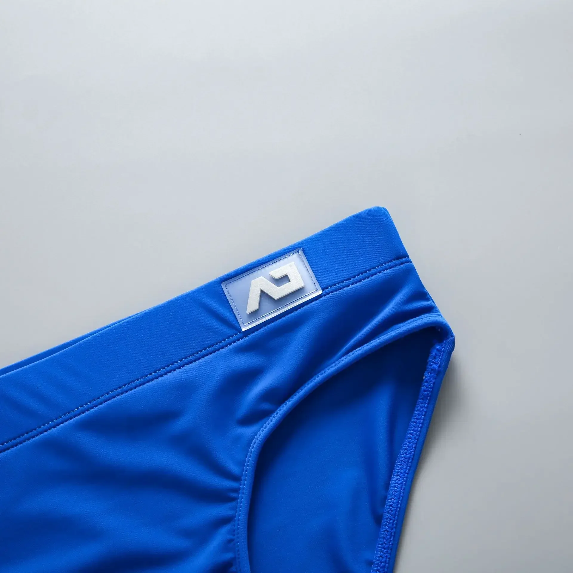 Men's swimming trunks with low waist, sexy, big, anti-embarrassing, quick-drying young men's sports briefs