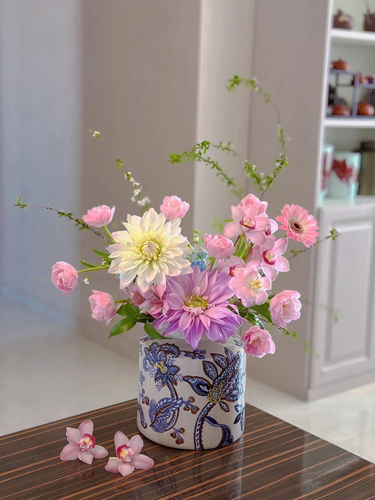 Retro blue and white hand-painted decorative jars, new Chinese ceramic creative flower inserts, home flower ornaments