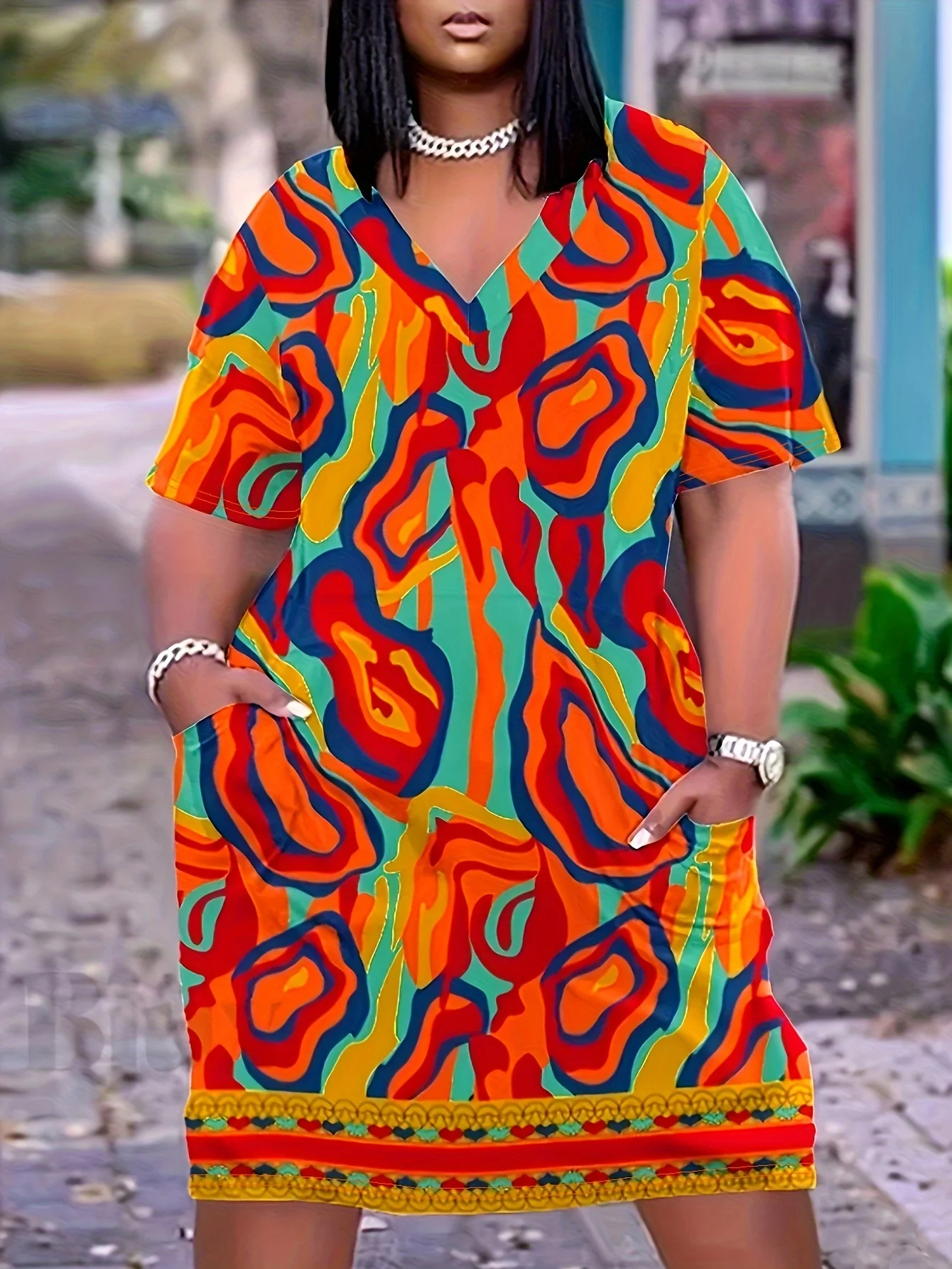 

Повседневное платье больших размеров с ярким многоцветным абстрактным принтом и непринужденным силуэтом для легкого стиля.