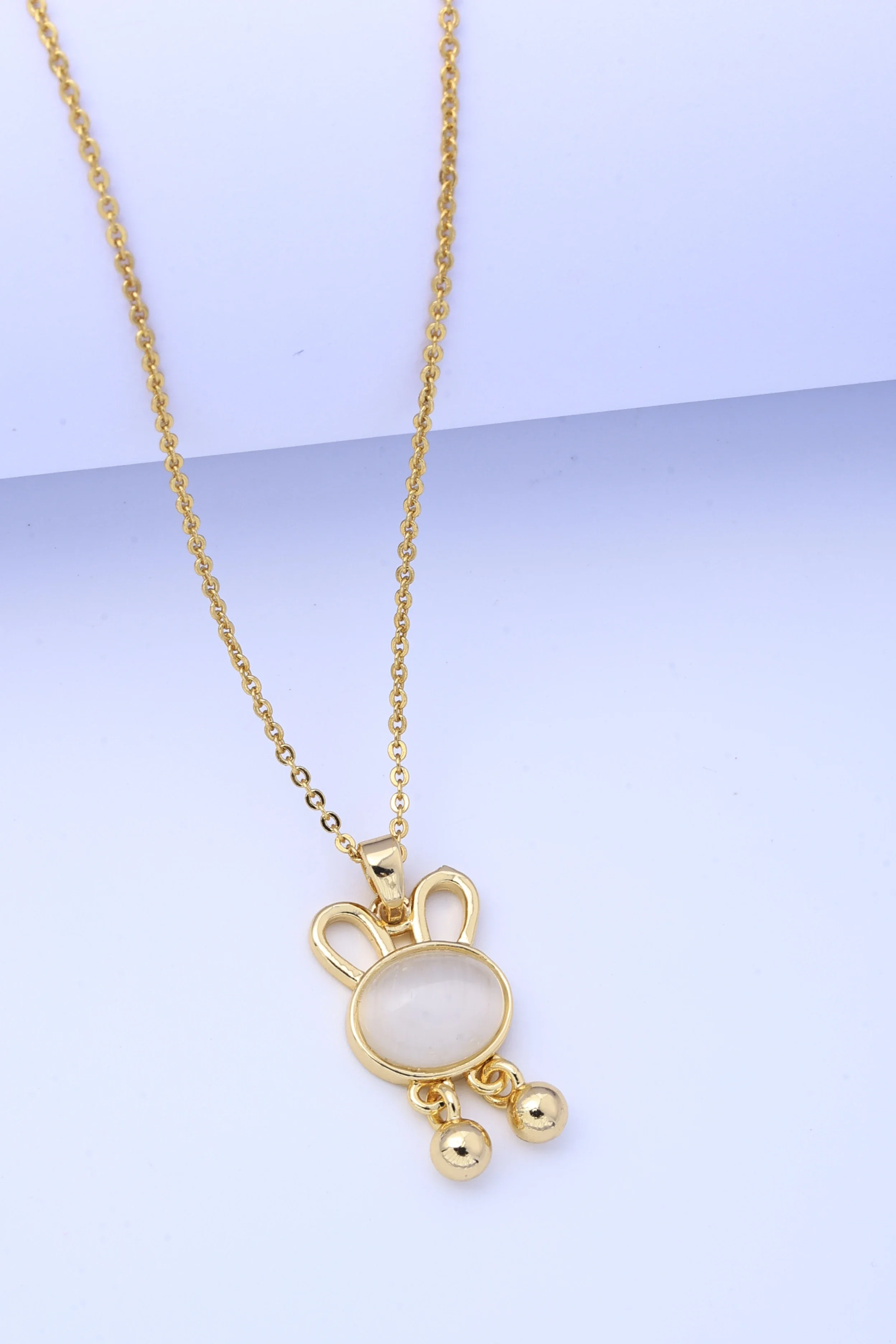 ファッショナブルな新しい漫画オパールウサギのネックレス女性ニッチデザインセンスチタン鋼ジュエリー韓国ジュエリー鎖骨チェーン