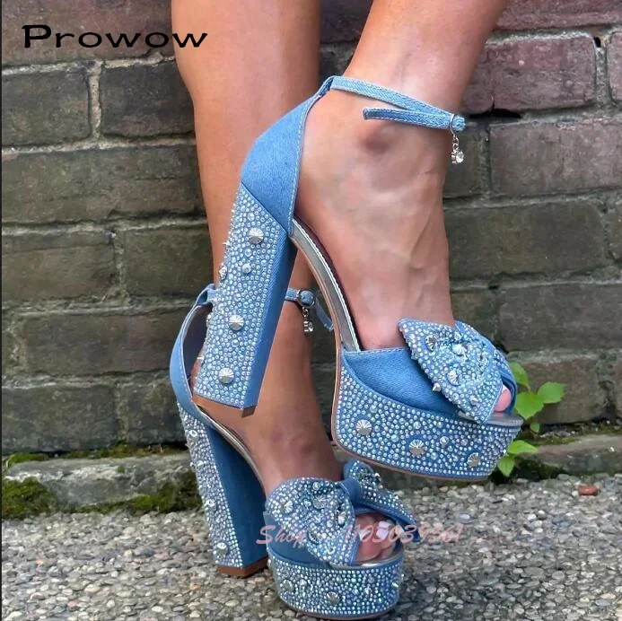 

Синие джинсовые босоножки на платформе с галстуком-бабочкой на массивном высоком каблуке с открытым носком и стразами, женские летние туфли для выпускного вечера на каблуке