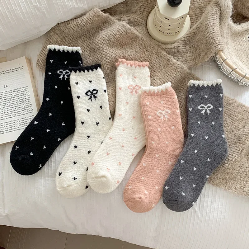 5 Paar Mix koreanischen Stil süße Schleife Plüschsocken Damen 2025, Winter warme pelzige Polka Dot Socken Damen dicke Baumwollstrümpfe