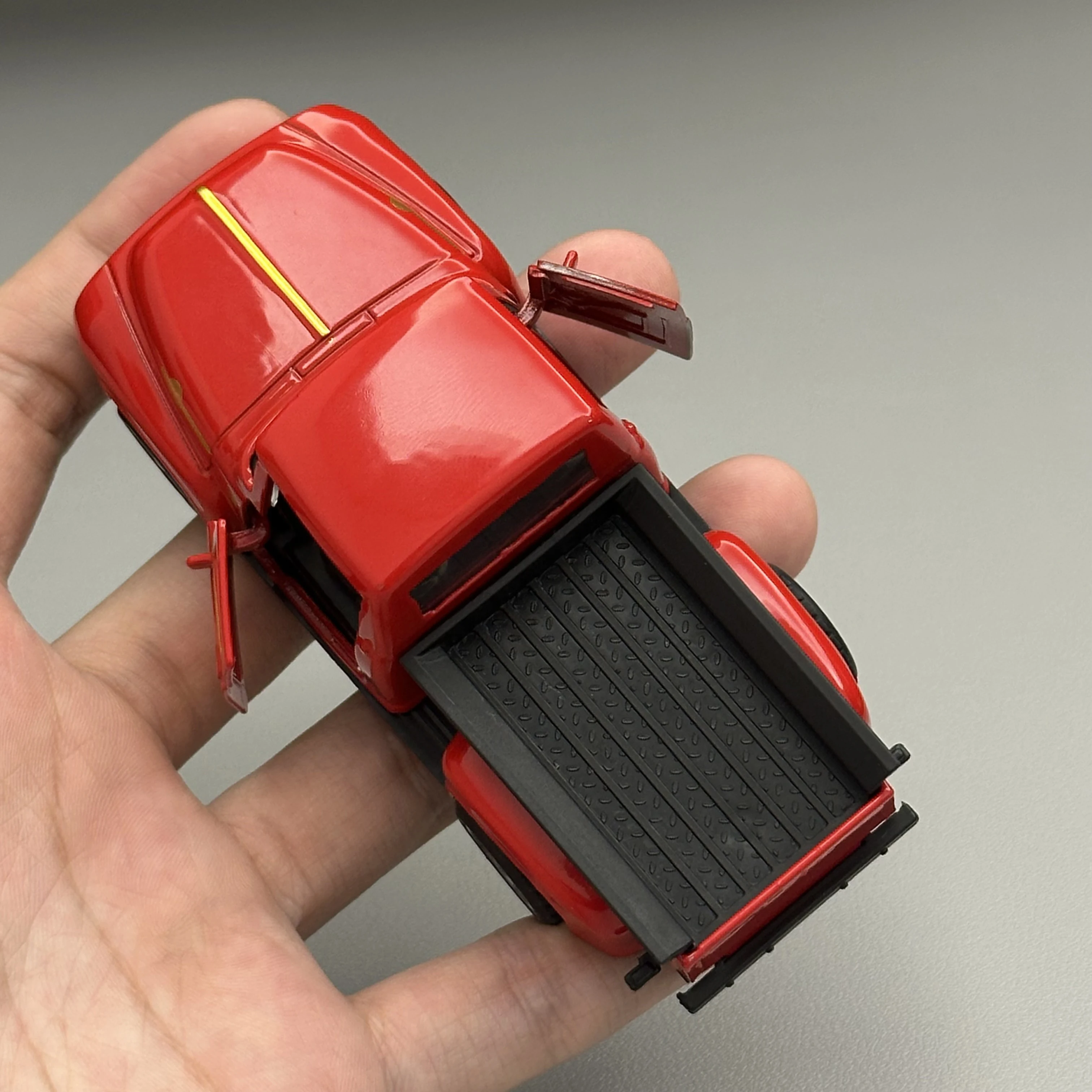 1/36 Scale Diecast Alloy Pickup Truck Model Car Toy Metal Body Vintage Design Openable Doors Mini Vehicle Collection Gift Kids