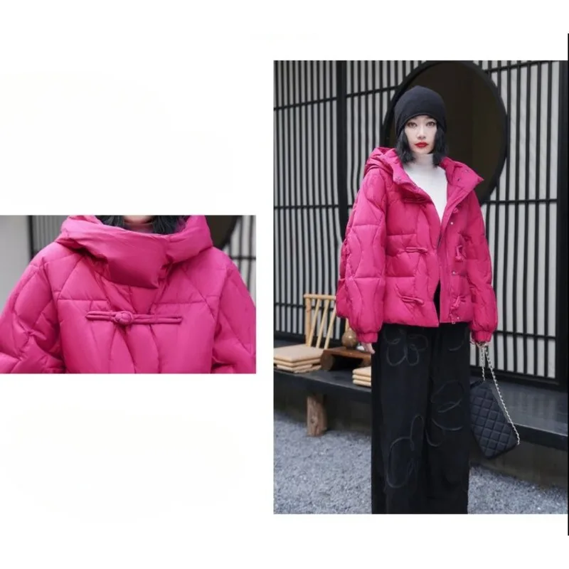 A nova jaqueta de inverno para mulheres curto com capuz um com estilo étnico fivelas grossas feitas retro pato branco para baixo casaco solto quente