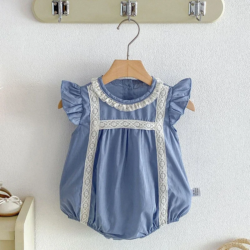 

Новый летний комбинезон для малышек 2026 года, с рукавами-крылышками, из хлопка с кружевными вставками, для новорожденных девочек, 0-24 месяца, одежда для девочек