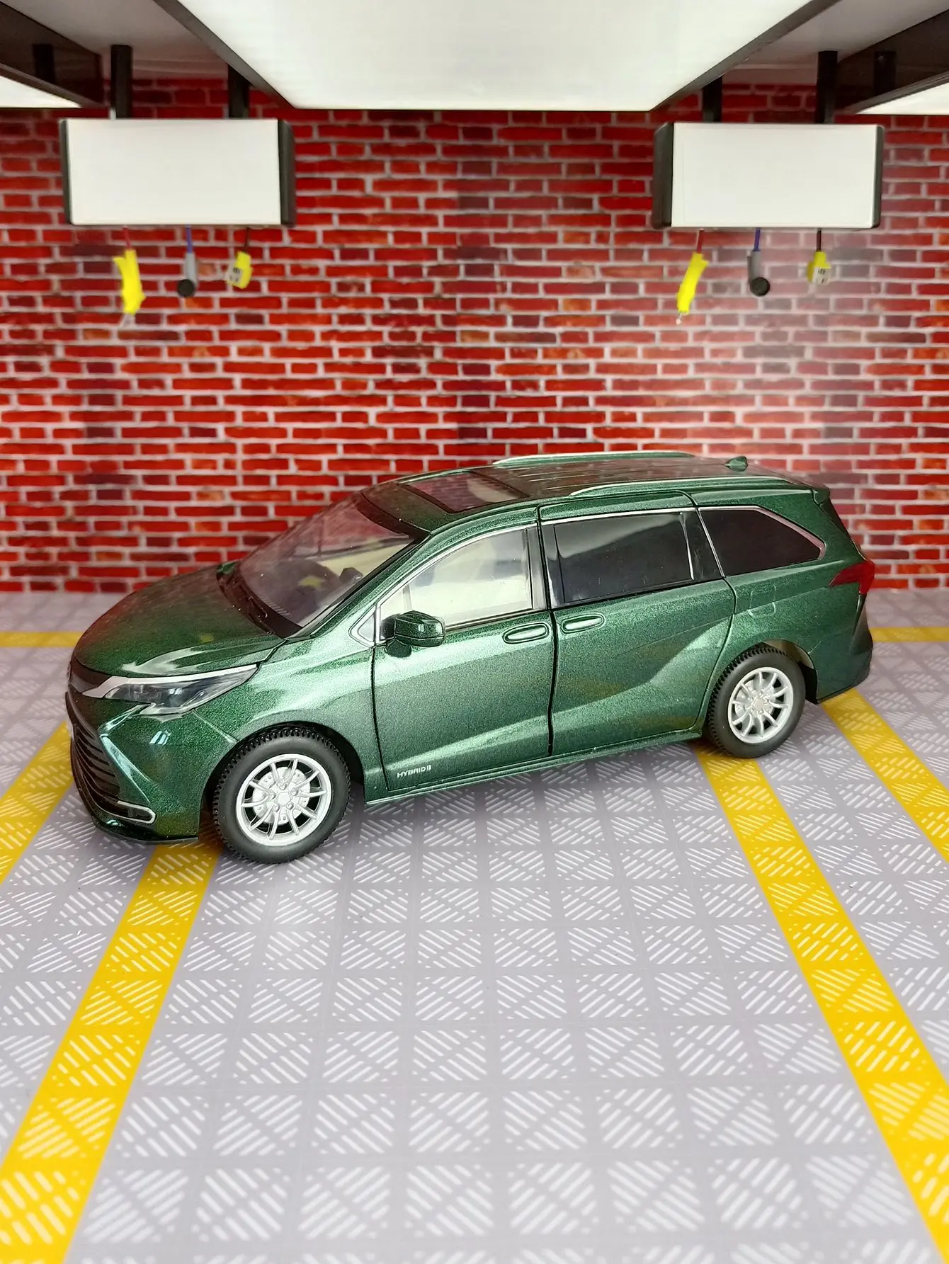 Le porte del modello di auto in lega 1:24 e il bagagliaio del cofano motore possono essere aperti hanno funzioni di suono e illuminazione simulate di pregevole fattura