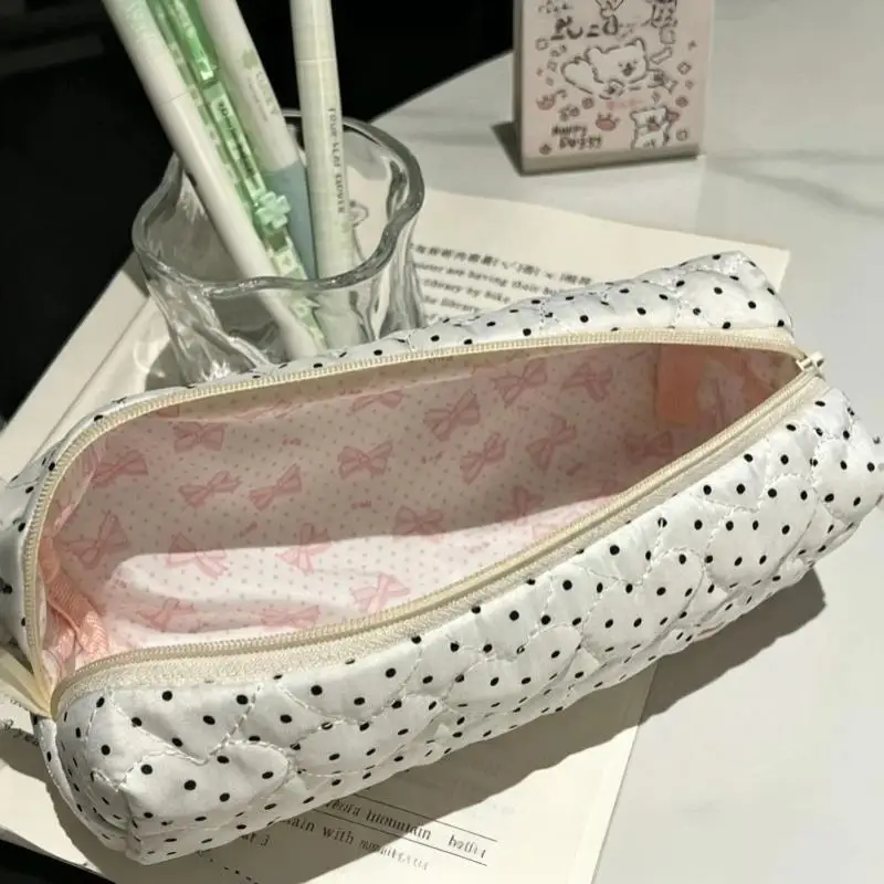 Weiches, gestepptes weißes Polka-Dot-Federmäppchen mit großer Kapazität und niedlichem Design für Schüler zur Aufbewahrung von Schulschreibwaren. – Detail 4