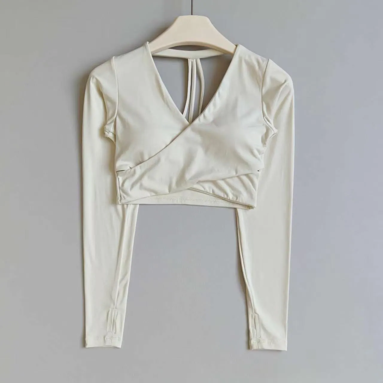 Damen-Yoga-Top mit Kreuz-V-Ausschnitt, langen Ärmeln und Brustpolster, schmal geschnittenes Pilates-Trainings-Top mit bauchfreiem Design für Fitness und Laufen – Detail 8