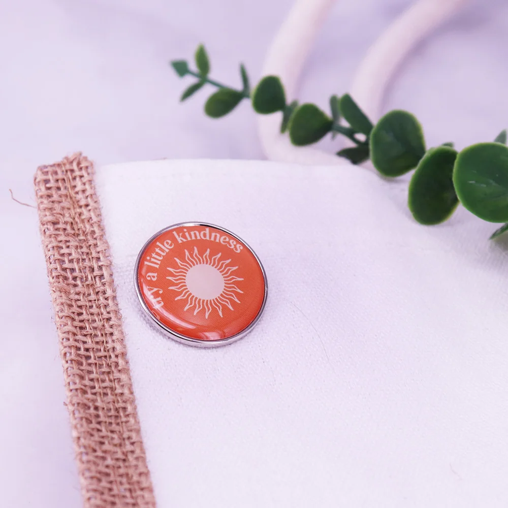 Wypróbuj małą życzliwość Losowy aktor natury słońce ciepła Pomocna emaliowana szpilka