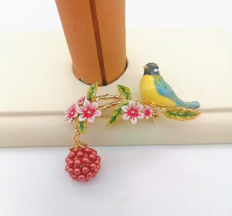 Rural Style Drip Oil Enamel Raspberry Branch Bird Brooches For Unisex Trendy Glaze Alloy Pin Jewelry Party Office Accessory Gift