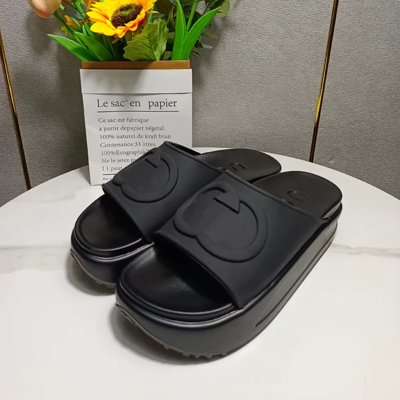 مصمم صندل النساء الرجال المطاط الجلود الشريحة صندل فستان حذاء أسافين صندل شاطئ النعال منصة الصيف الفاخرة