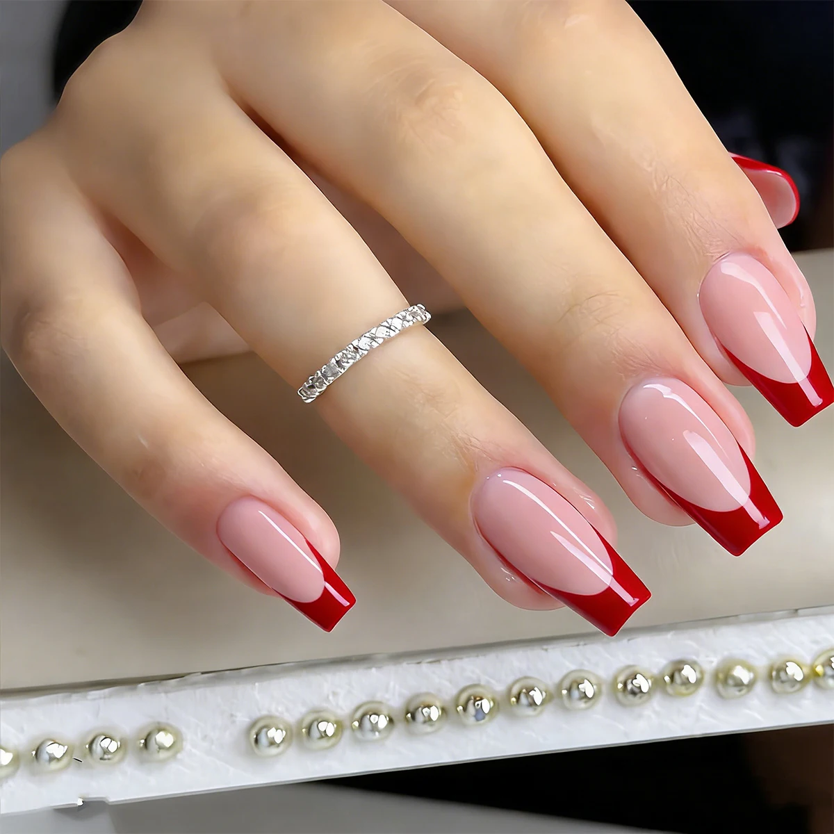 

Простые и классические накладные ногти средней длины розового цвета с красными полосками, 24 штуки, для самостоятельного использования, глянцевые, подходят для домашних вечеринок, съемные, для повседневного ношения и свиданий, многоразовые накладные ногти