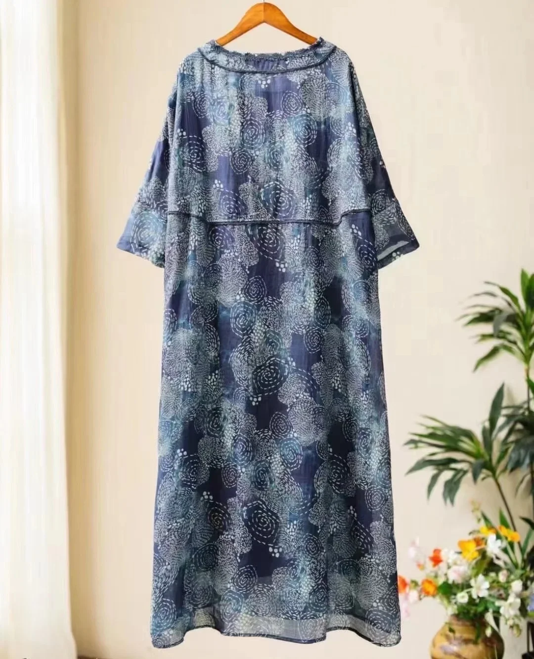 فساتين نسائية كلاسيكية جديدة 100% فساتين فضفاضة مطرزة بطباعة رامي أزرق طويل رداء على الطراز الصيني فساتين للعطلات بنصف كم