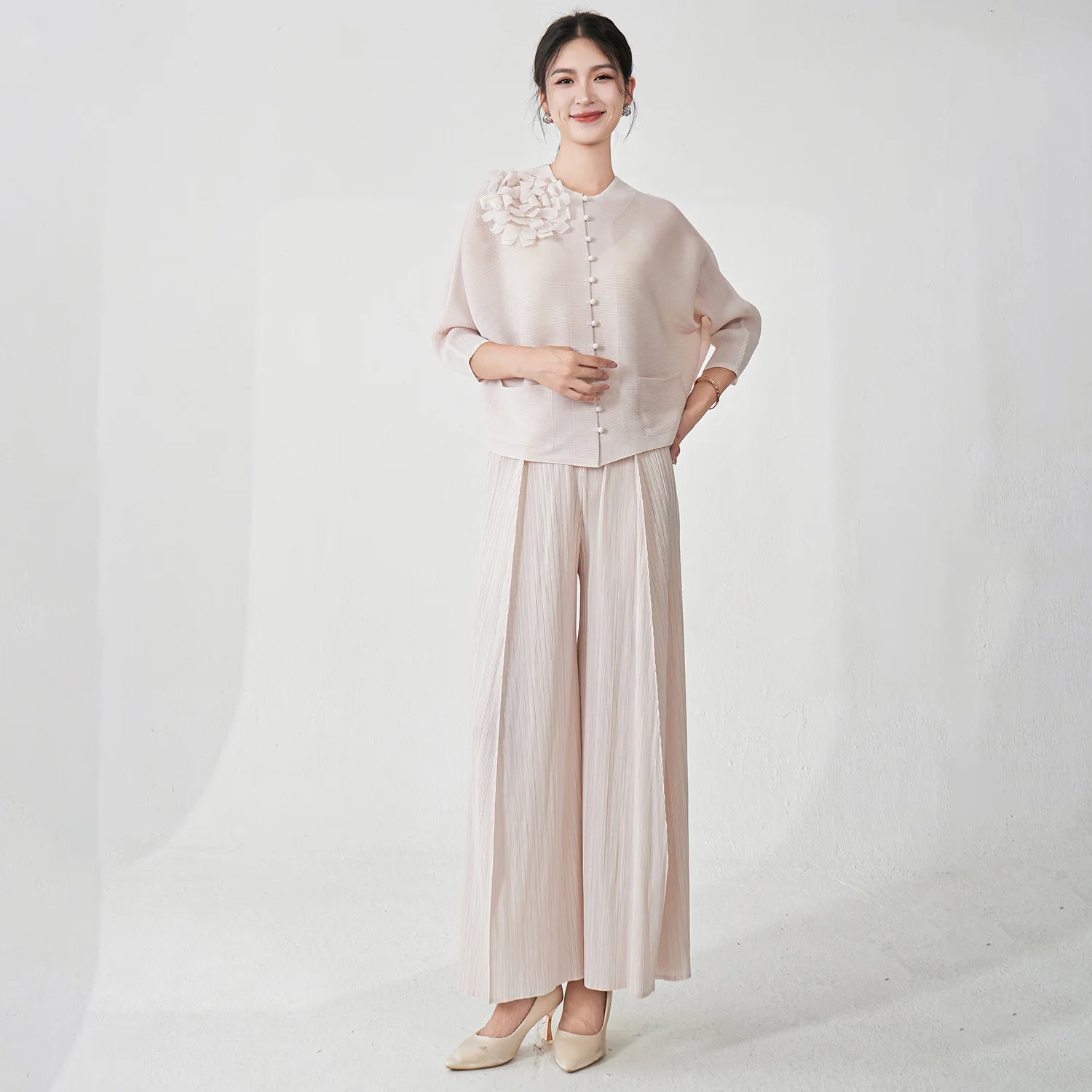 

Модный повседневный женский комплект: однотонная футболка с вышивкой и свободные брюки с широкими штанинами, элегантный женский комплект из 2 предметов