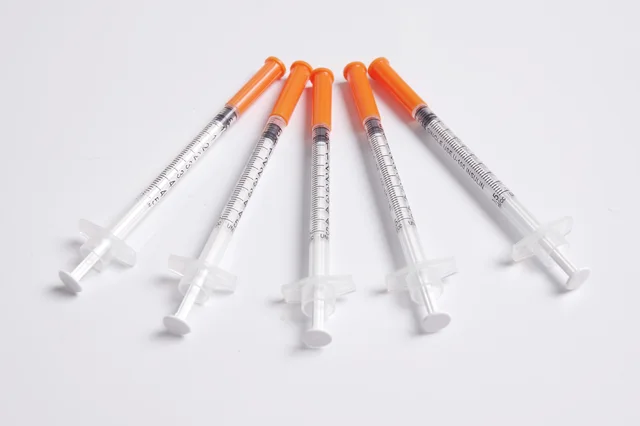 1ml Jednorazowa plastikowa bezpieczna sterylna strzykawka weterynaryjna z igłami do hodowli zwierząt domowych Kot Pies Świnia Bydło Owce Konie