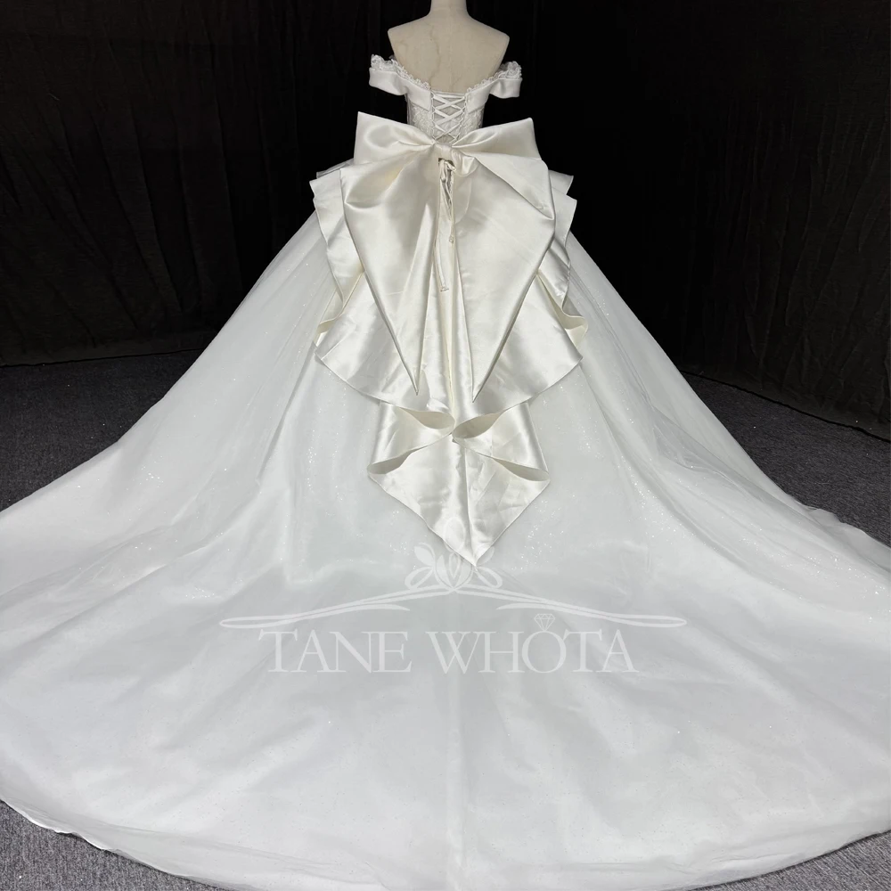 Robe de mariée civile, épaules dénudées, paillettes, perles, dos à lacets, broderie personnalisée, détail de nœud